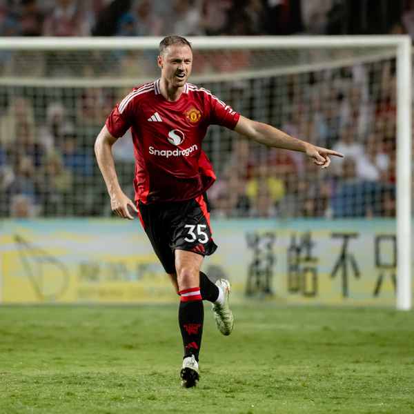 Evans makes final United appearance
