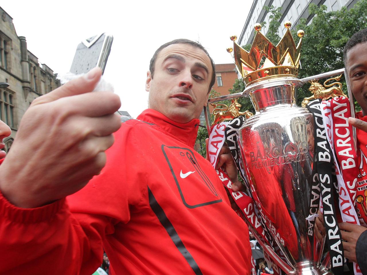 Dimitar Berbatov takes a selfie with the Premier League trophy