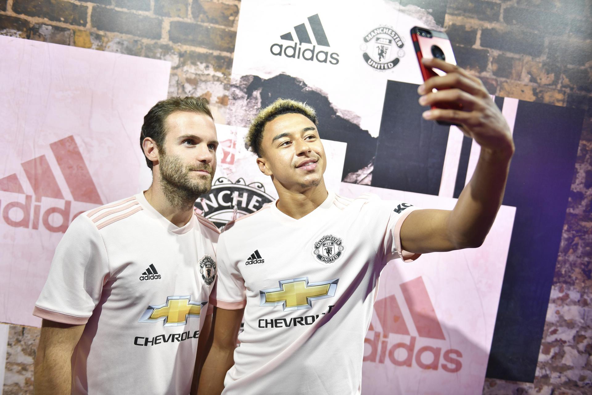 Man utd shirt pink best sale