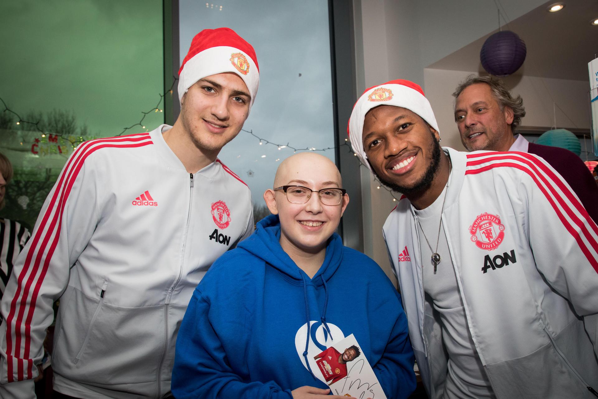 Manchester United Players Visit Children In Hospital Before Christmas Manchester United