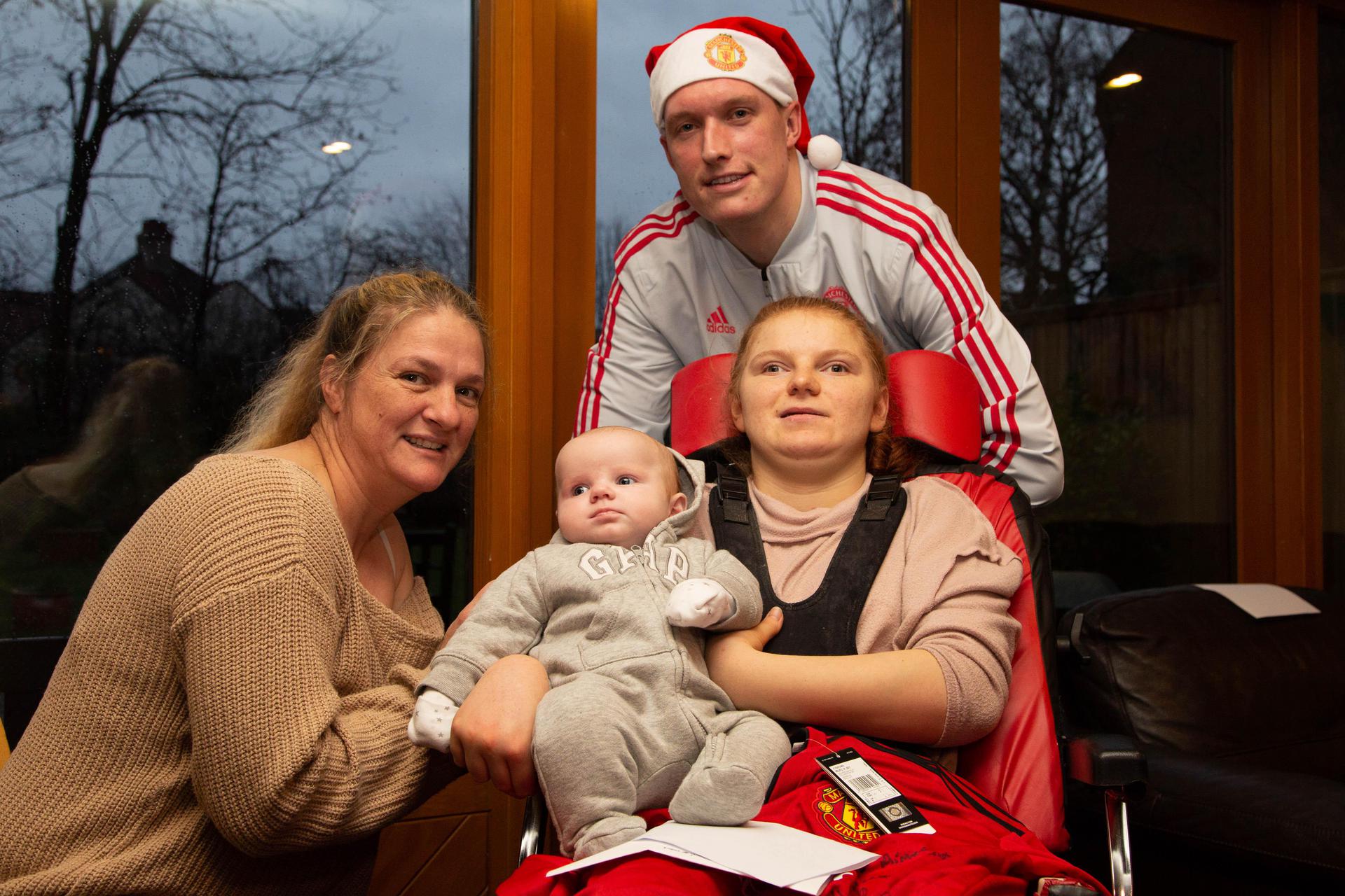 Manchester United Players Visit Children In Hospital Before Christmas Manchester United