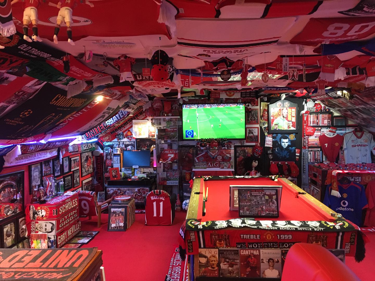 Gallery Of Man Utd Bar Created By Supporter Manchester United The official manchester united website with news, fixtures, videos, tickets, live match coverage, match highlights, player profiles, transfers, shop and more. gallery of man utd bar created by