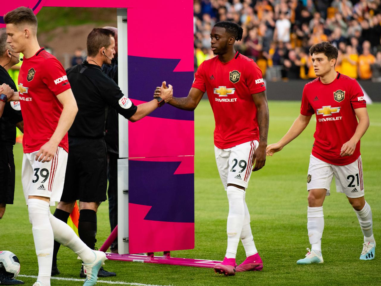 United players shaking hands before kick-off.