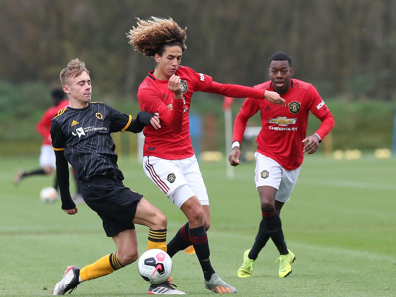 Hannabel Mejbri challenges a Wolves player