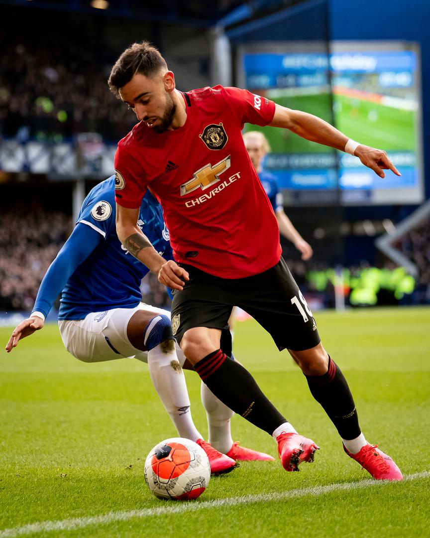 Bruno Fernandes on the ball against Everton at Goodison Park