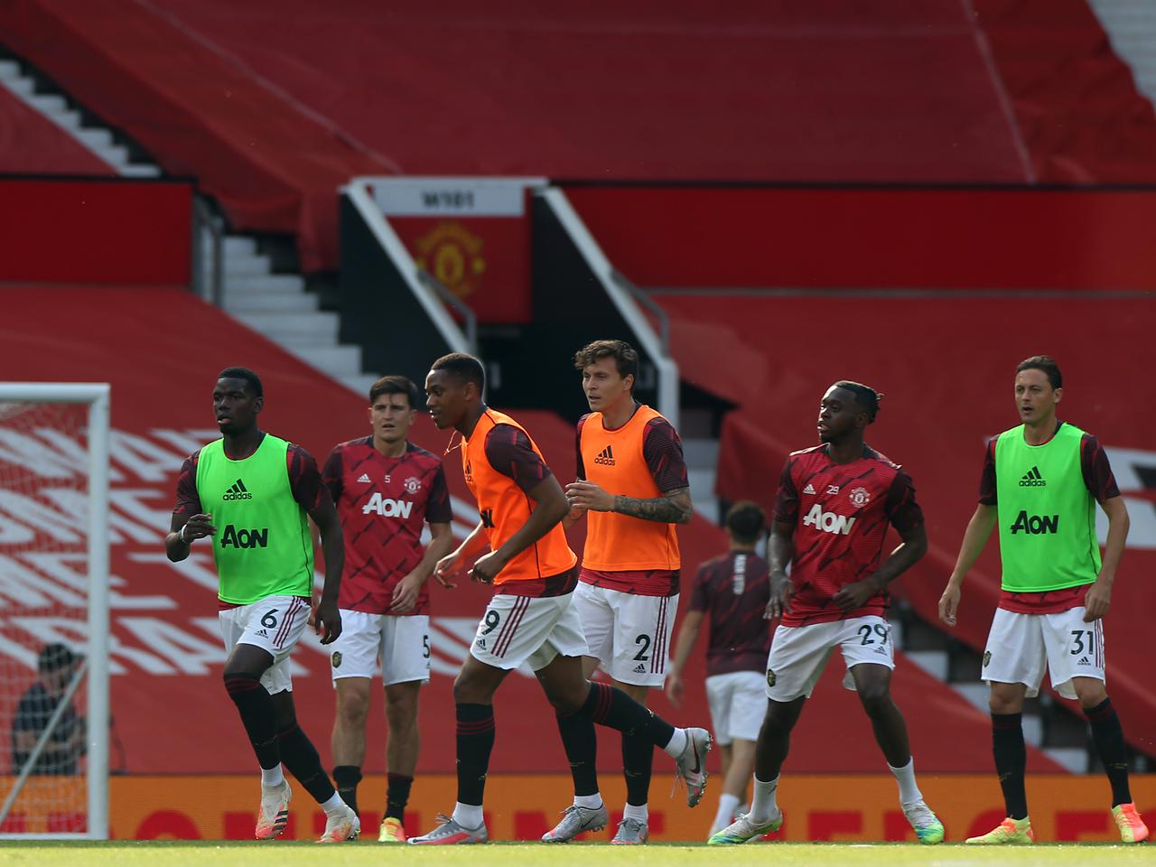 United warm up at Old Trafford.，