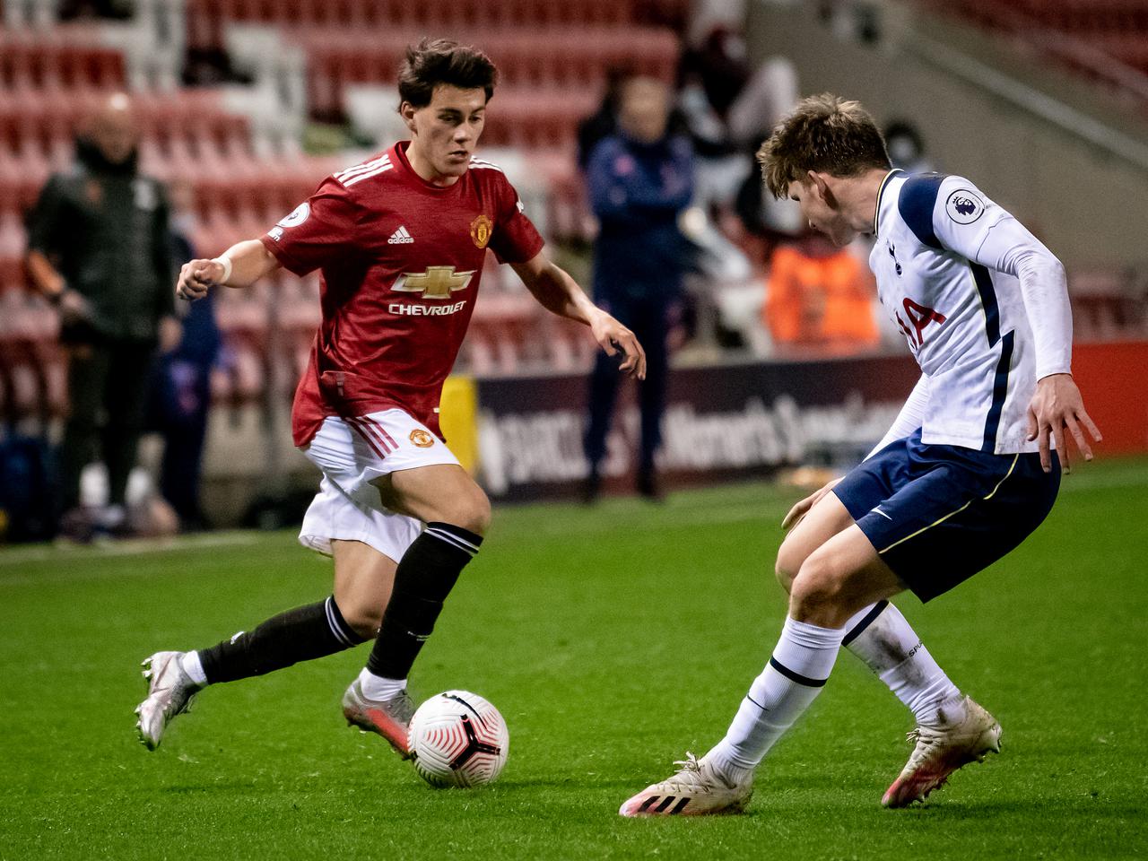 Facundo Pellistri takes on a Spurs player