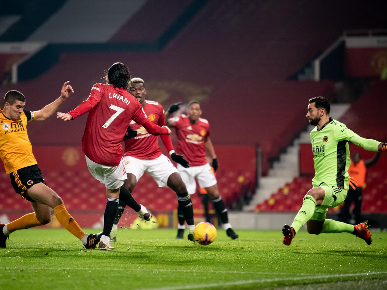 Edinson Cavani shoots for Manchester United.