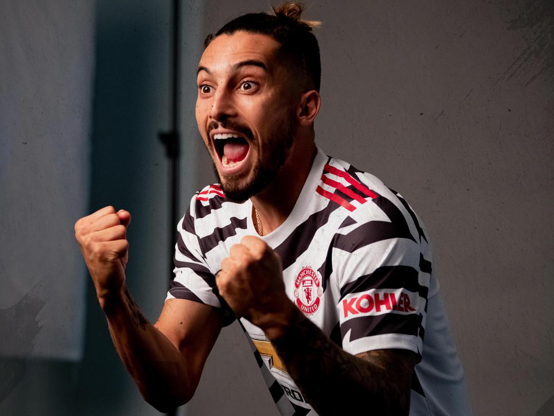 Alex Telles.