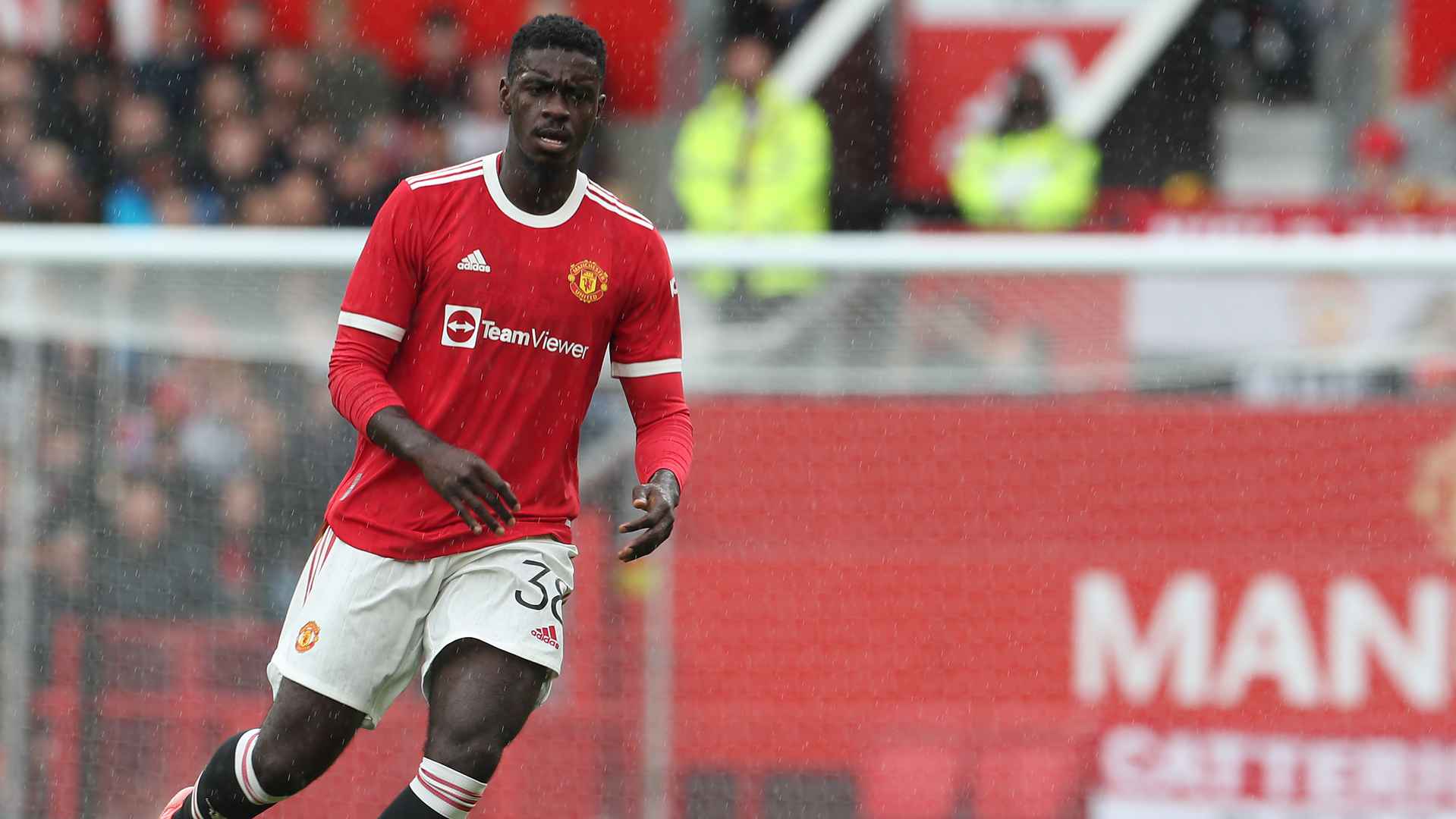 Axel Tuanzebe signs new Man Utd contract and joins Aston Villa on loan |  Manchester United