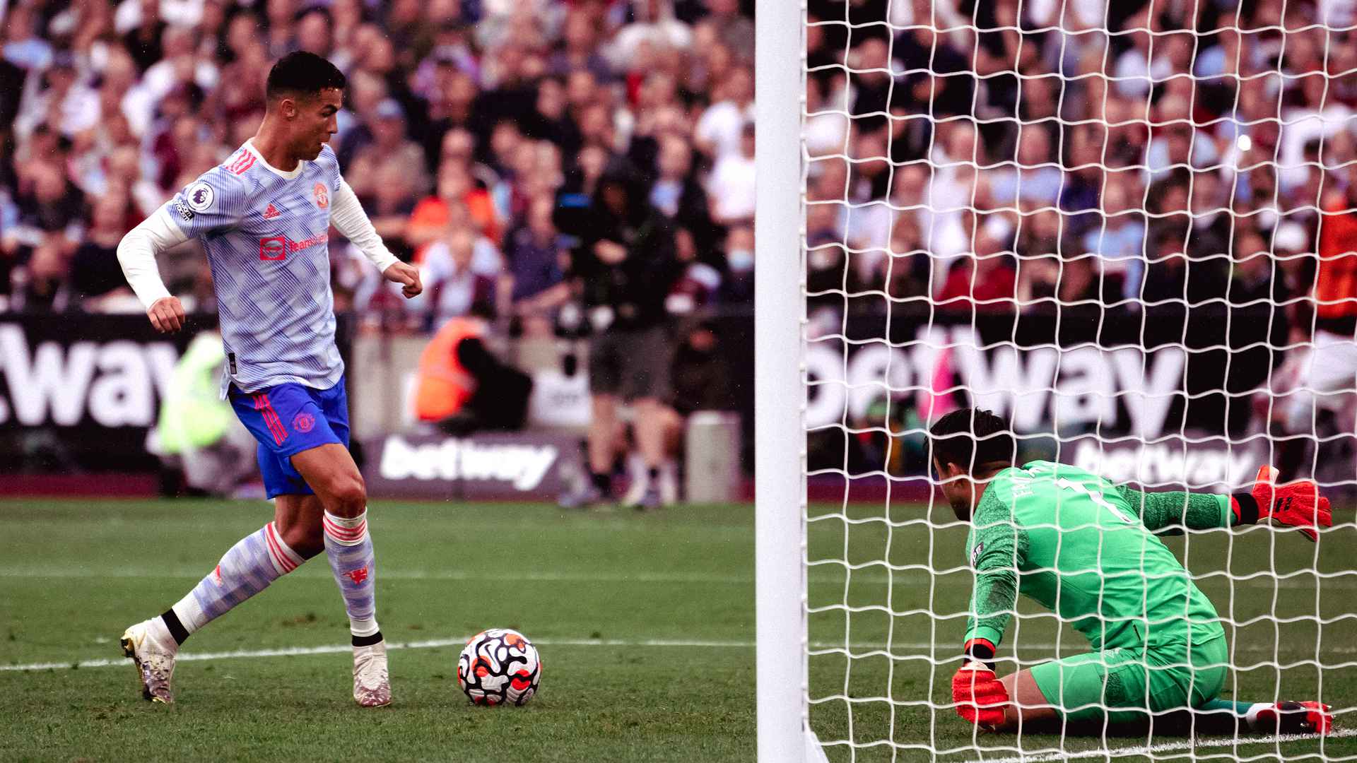 West Ham 1-2 Man Utd: David de Gea saves late Mark Noble penalty