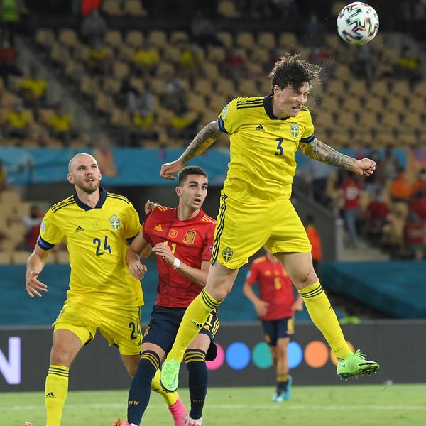 Lindelof the star as Sweden subdue Spain