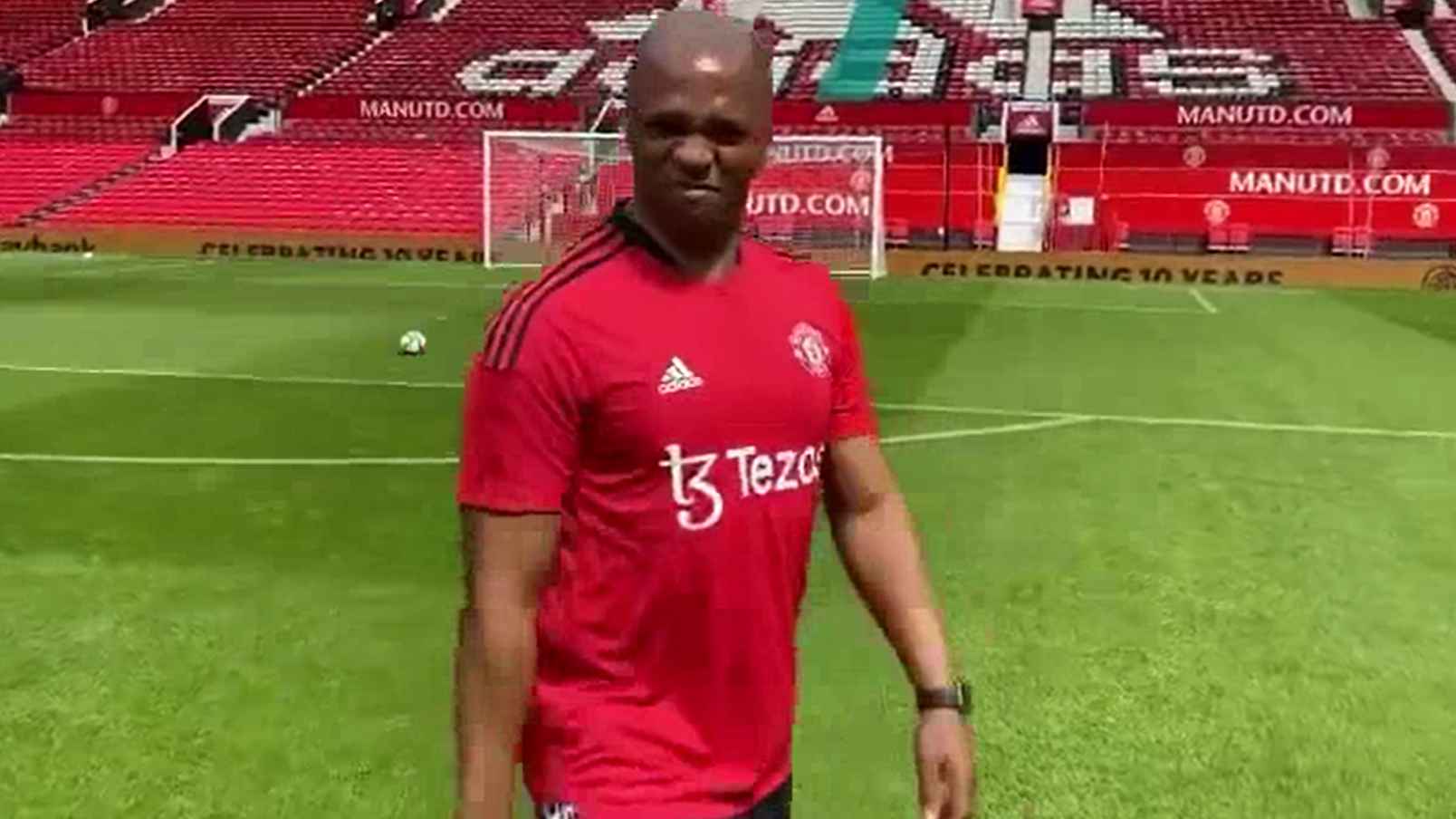 Quinton Fortune Crossbar Challenge before Legends of the North match