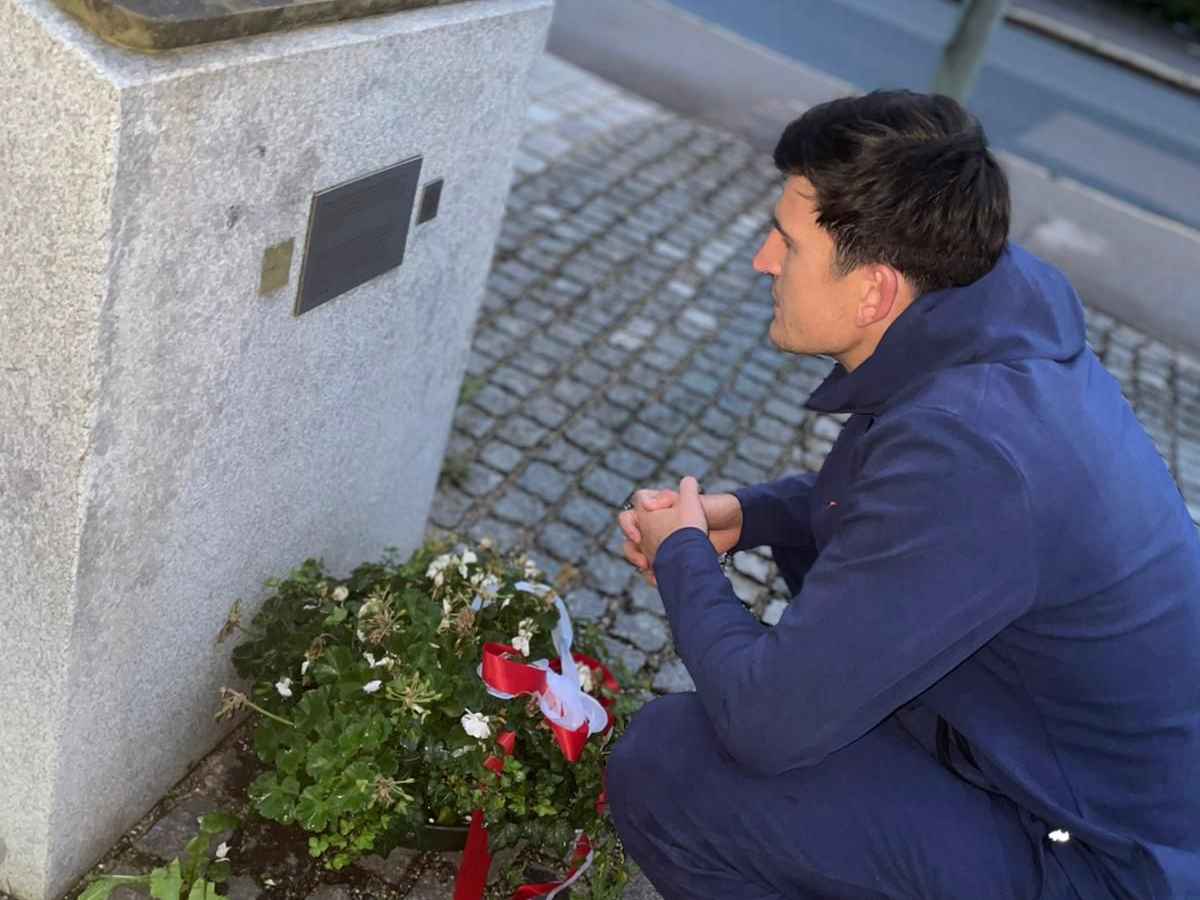 マグワイヤーがミュンヘンの記念碑を訪問 マンチェスター ユナイテッド公式サイト