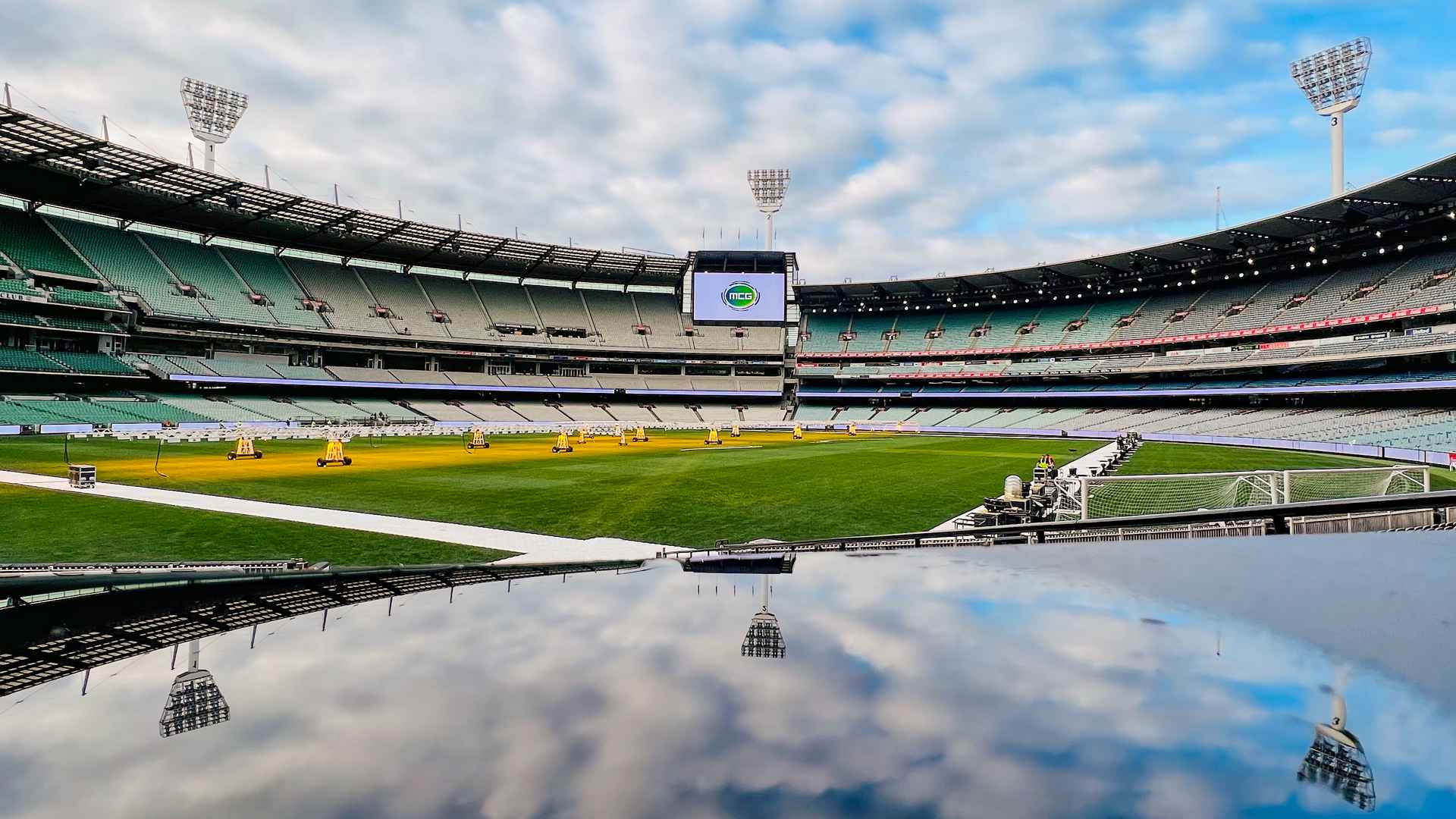 Timelapse of MCG befofe Man Utd