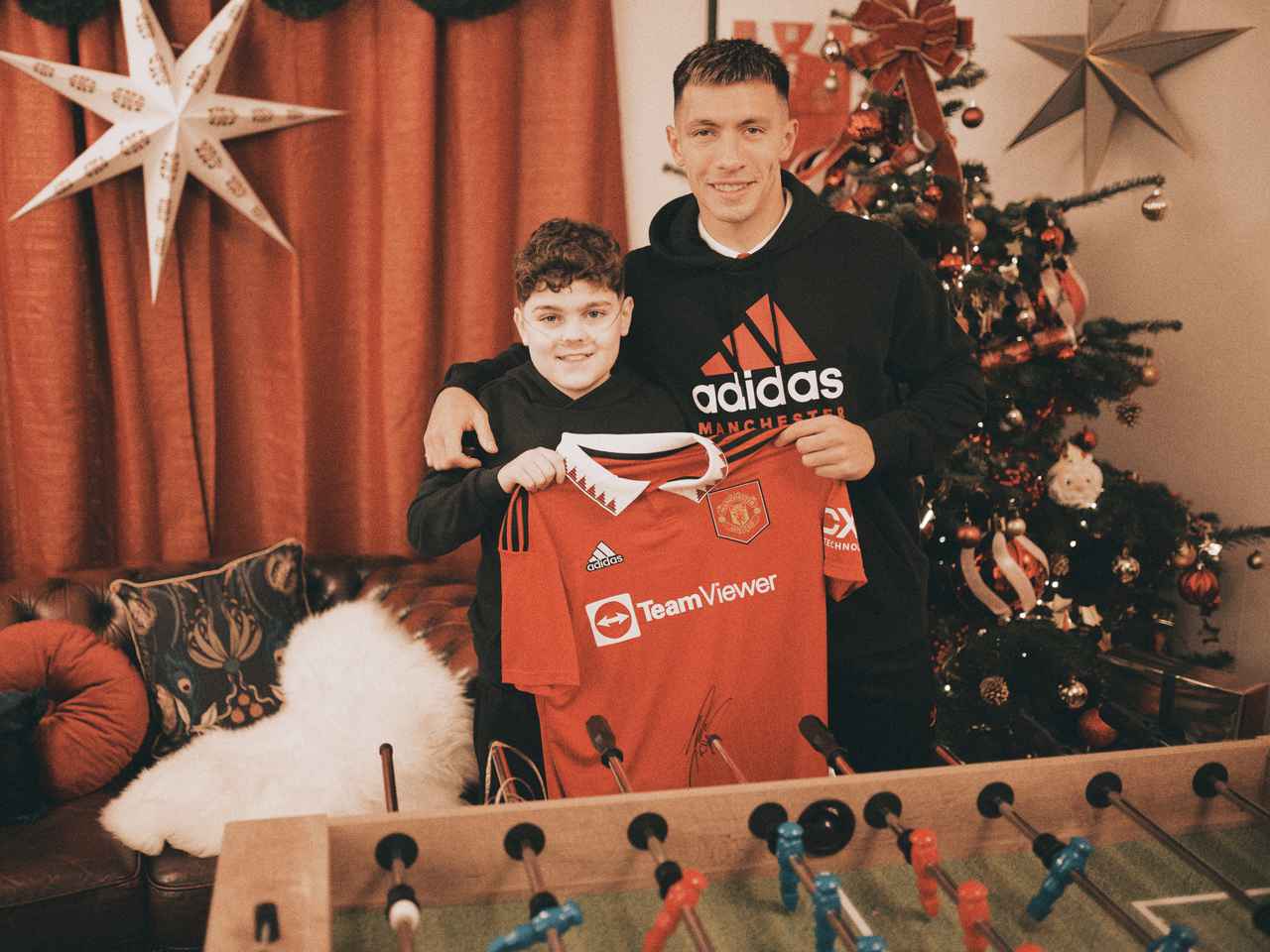 Man Utd squad meets young fan Luca in Christmas surprise and delight |  Manchester United