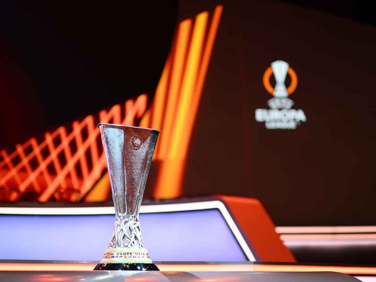 Europa league trophy. Кубок лиги европы 20100. Финал лиги европы уефа 2024. Europa league logo png. Europa league draw.