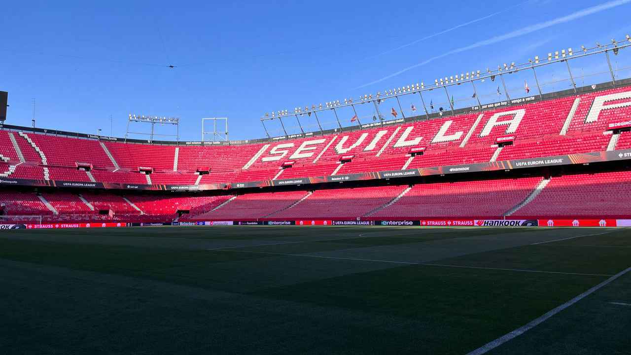 Ramon Sanchez Pizjuan stadium shot | Manchester United