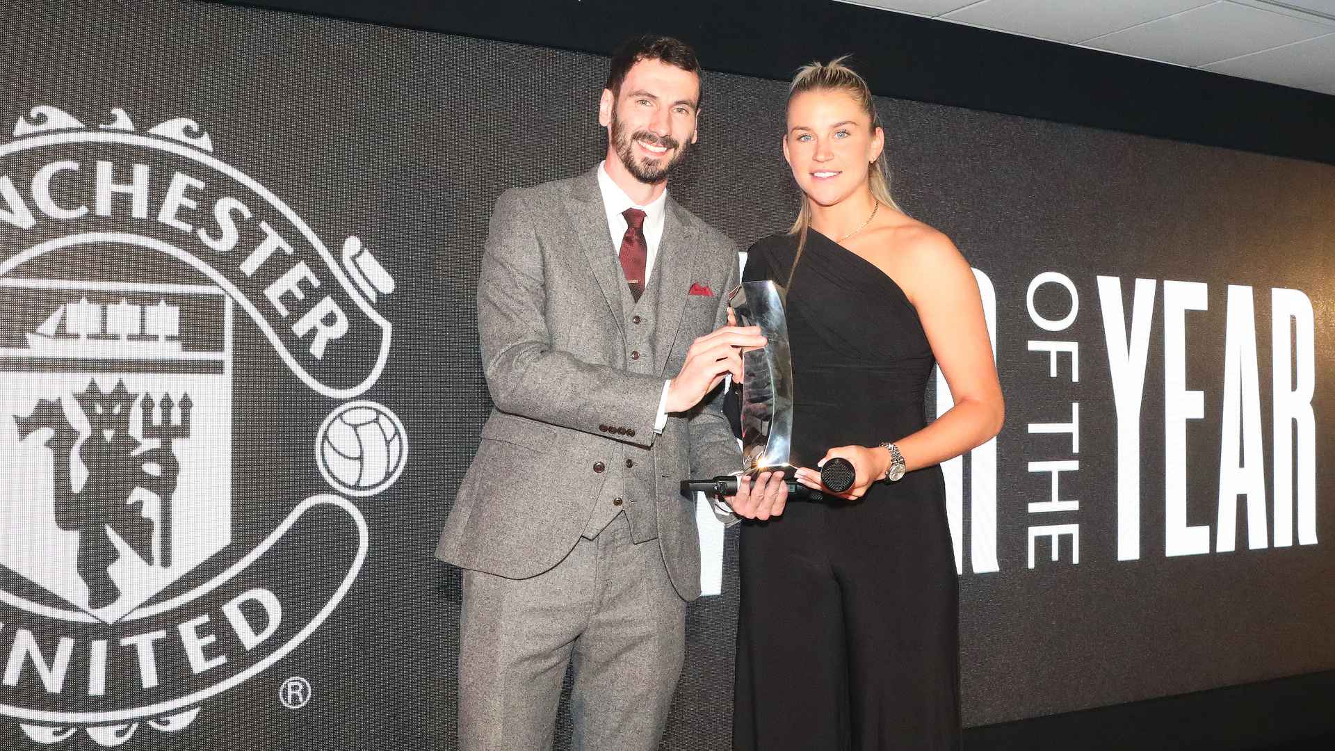 Alessia Russo accepts award for fans Player of the Year Man Utd Women ...