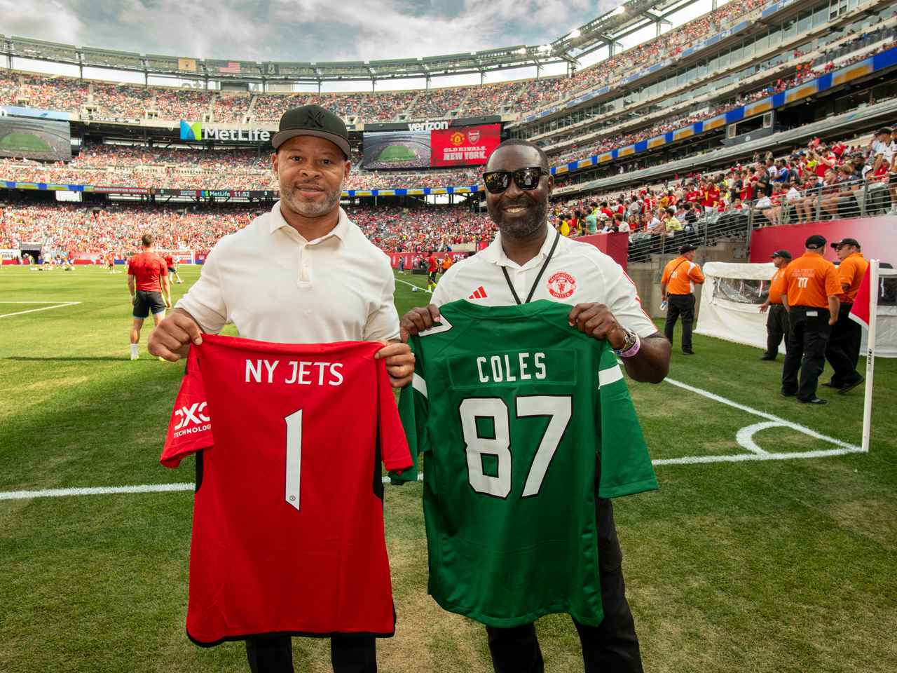 Roy Keane exchanges Man Utd third shirt with ex-New York Jets star