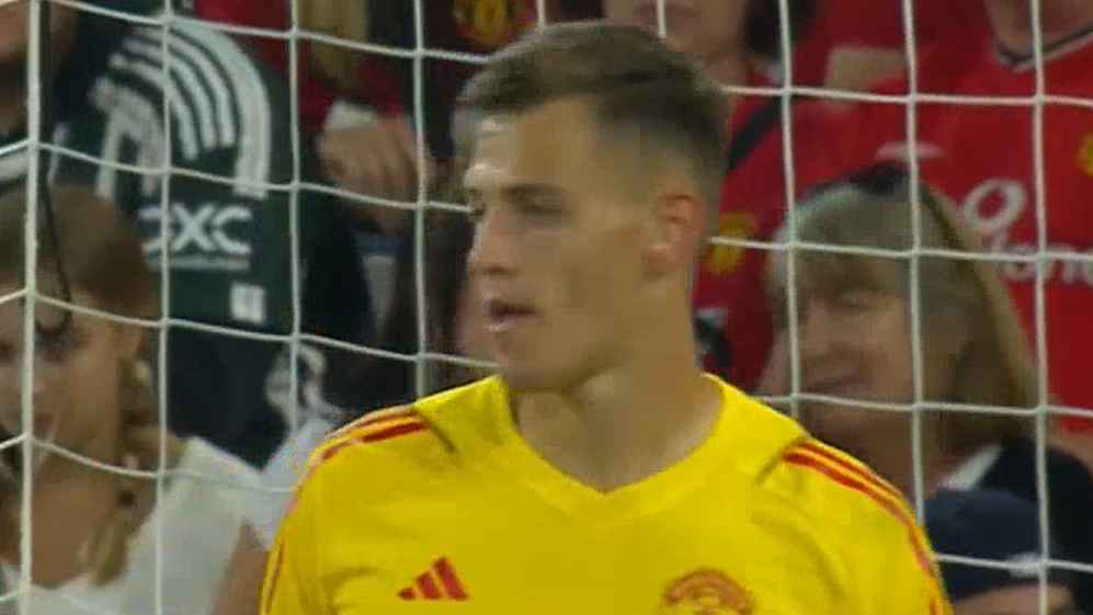 Radek Vitek stop in closing stages of Man Utd v Wrexham | Manchester United