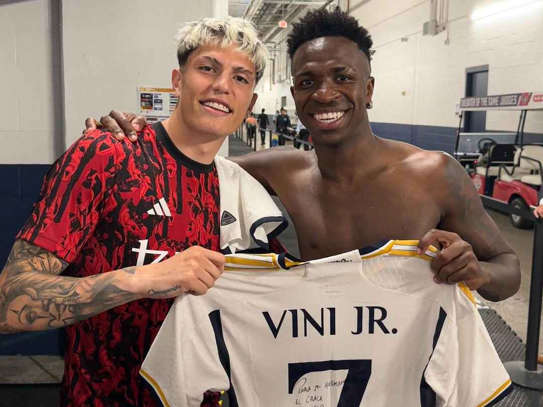 Alejandro Garnacho receives signed shirt with message from Vinicius Jr | Manchester  United