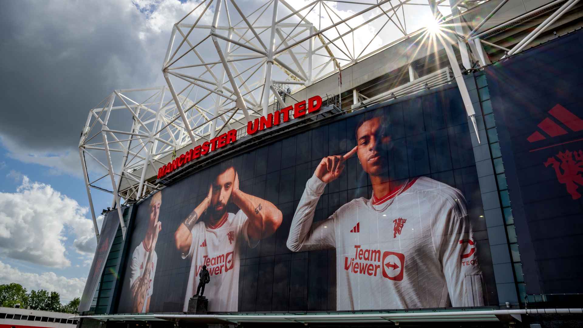 Man Utd Chief Operating Officer Collette Roche fans back to