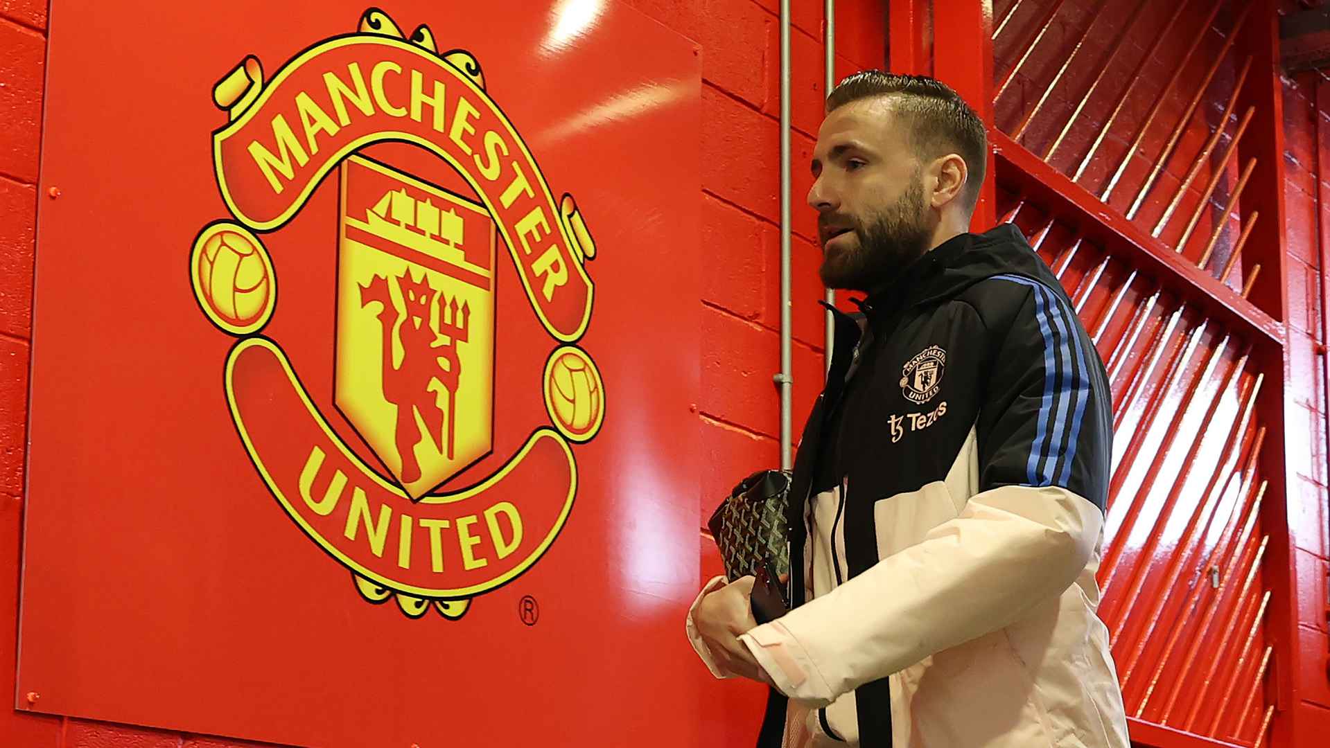 Luke Shaw: Manchester United defender signs new contract until summer of  2027, Football News