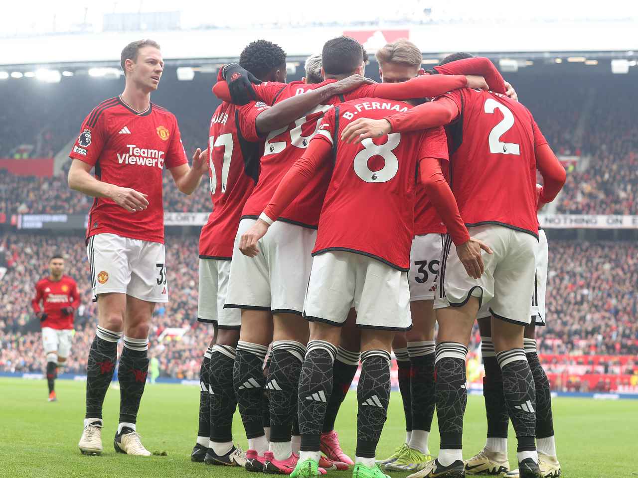 Man Utd celebrate scoring against Everton