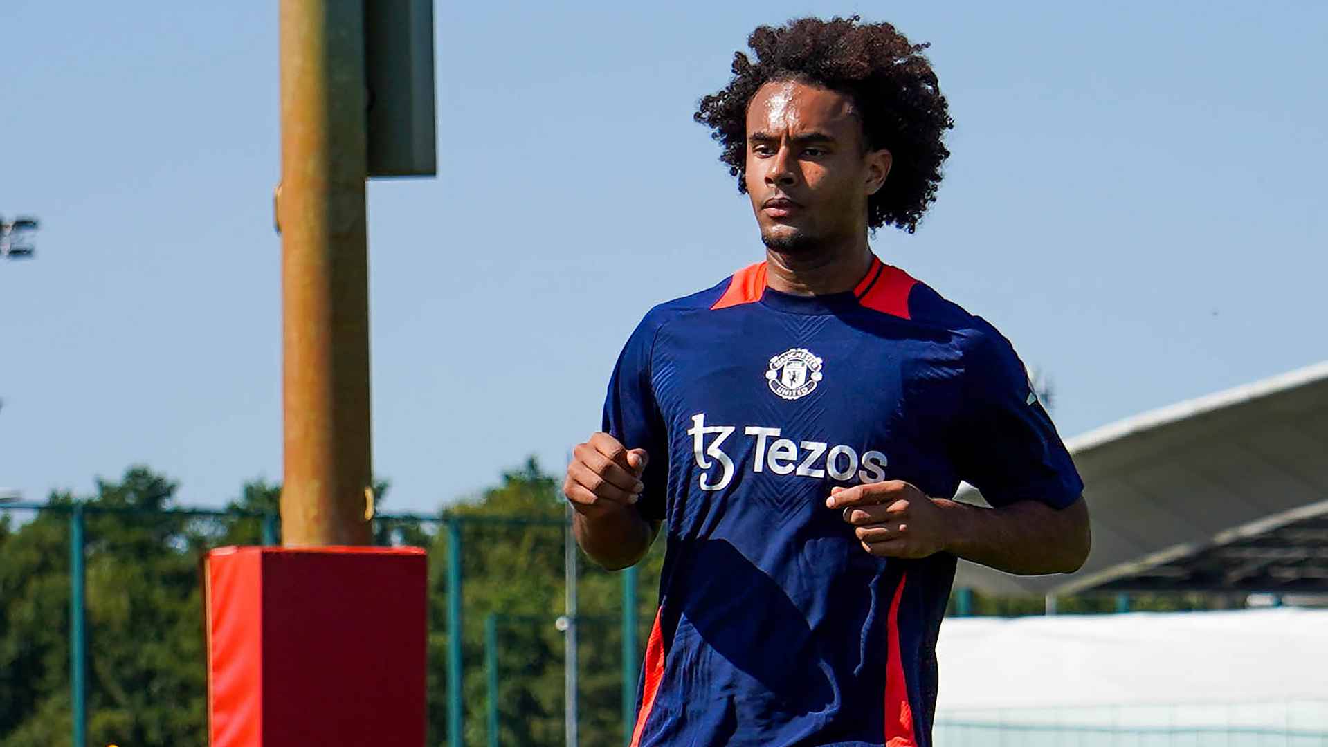 New Man Utd signing Joshua Zirkzee arrives for first day of pre season at  Carrington | Manchester United