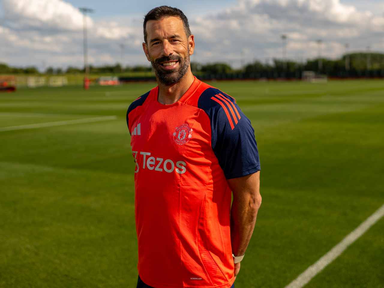 Manchester United juga pertimbangkan Ruud Van Nistelrooy