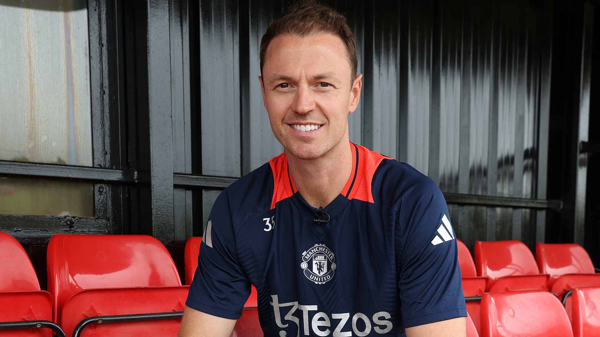 Jonny Evans Lão Tướng Trở Lại Nhà Hát Của Những Giấc Mơ - Hành Trình Kỳ Diệu Từ Quá Khứ Đến Hiện Tại