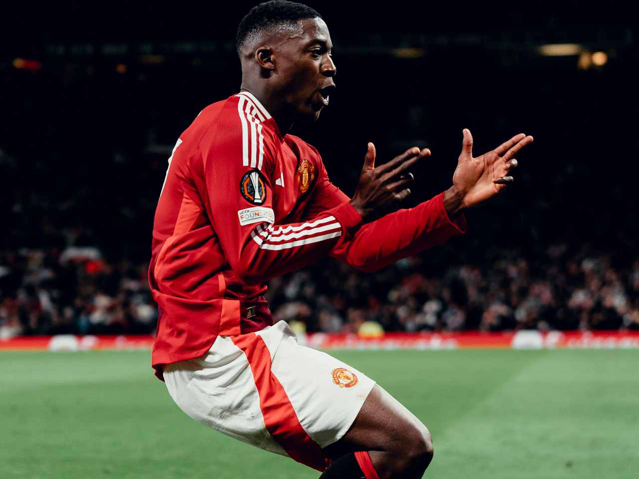 Mainoo celebrating scoring against Lyon