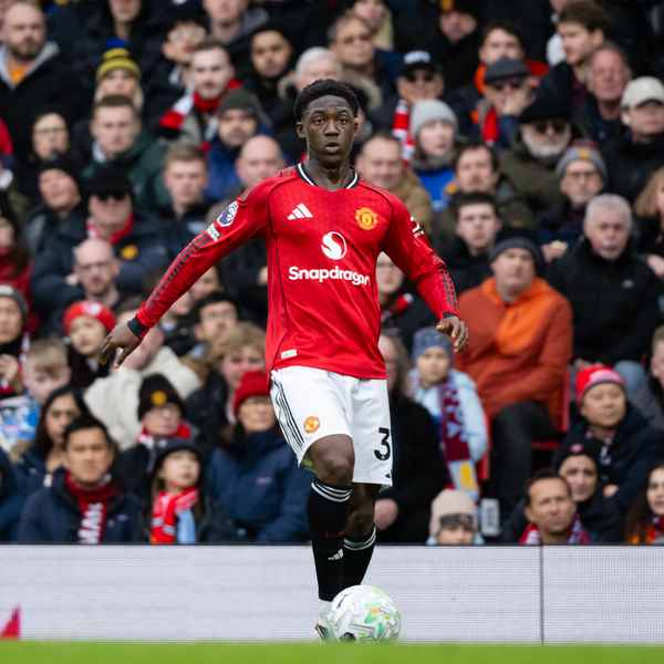 Carrick explains Mainoo absence