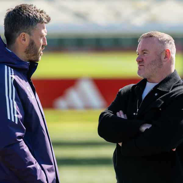 Rooney visits Carrick's Reds at Carrington