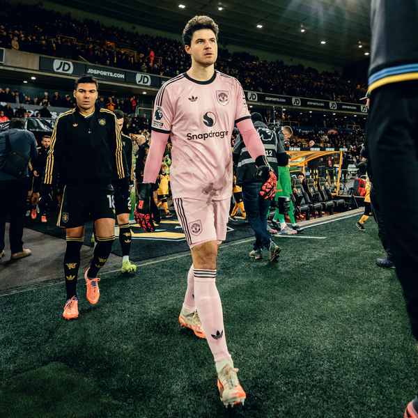 Win a pink-goalkeeper jersey signed by Senne