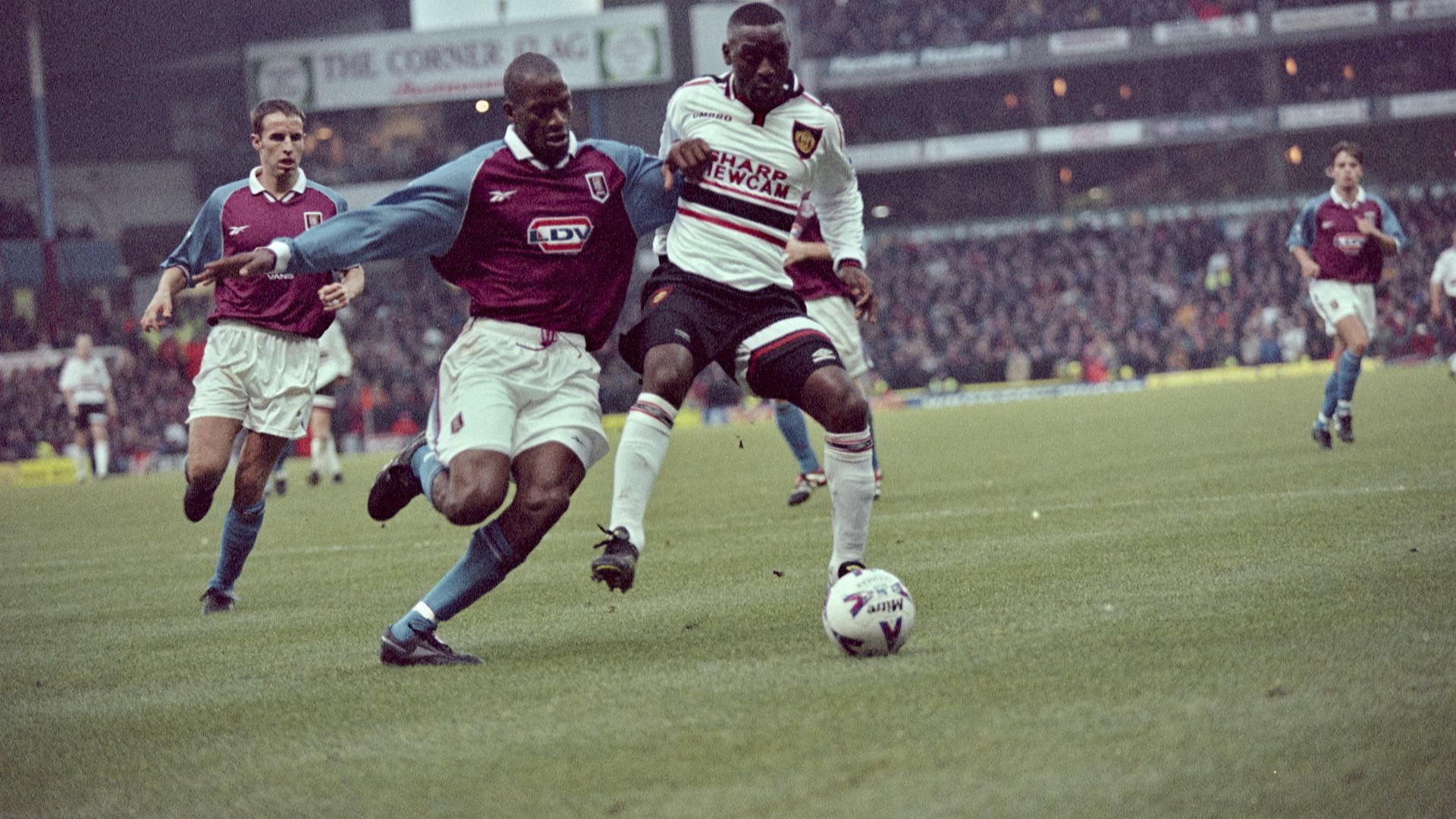 Highlights of Aston Villa 1-1 Manchester United on 5 December 1998