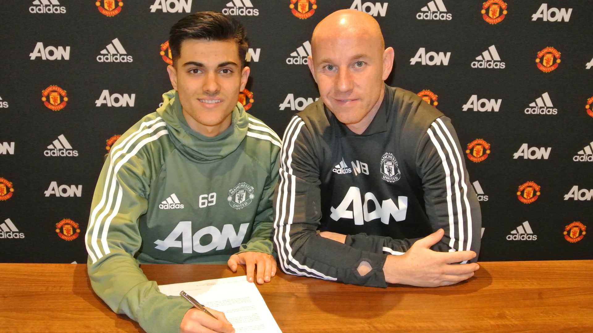 Arnau Puigmal signs first professional contract at United Manchester